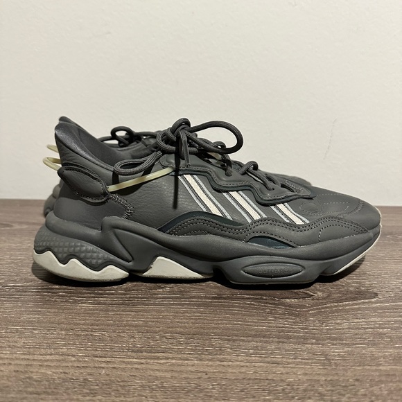 Adidas women’s shoes size 8 - Picture 3 of 7